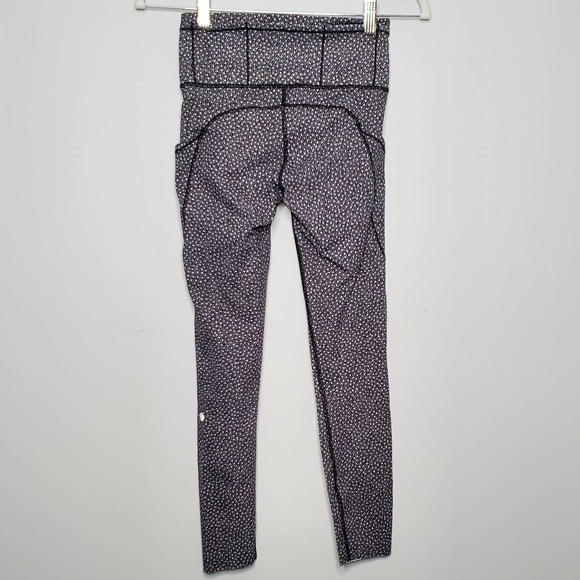 LULULEMON • White Black Frozen Fizz Fast & Free 7/8 Leggings Sz 4 - Picture 8 of 8